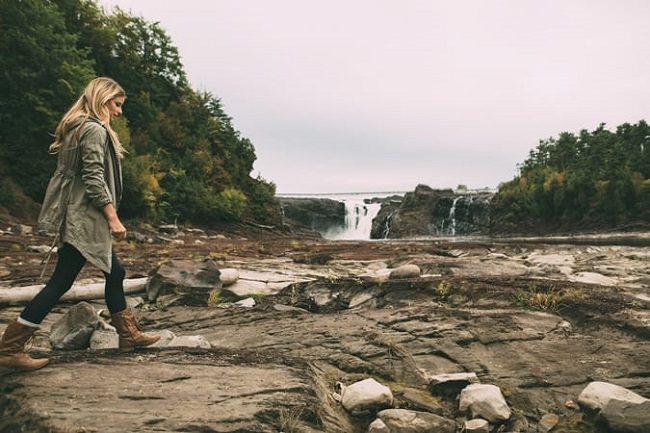 parc-des-chutes-de-la-chaudiere, jeune femme qui marche sur des rochers près des chutes