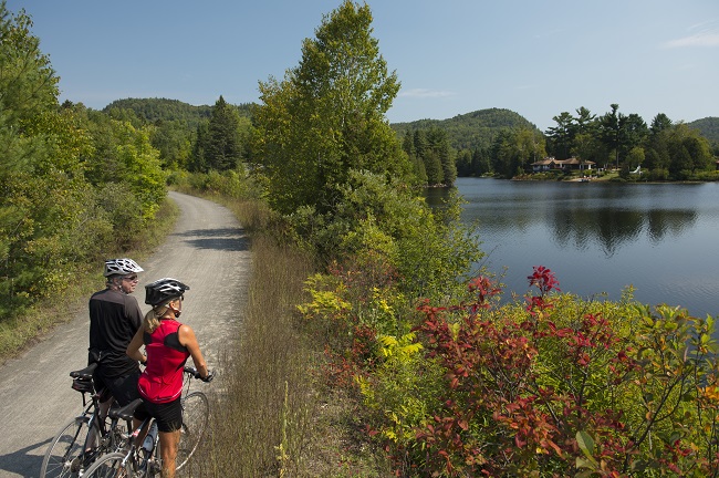 un homme et une femme qui font du vélo sur parc_lineaire_ete,