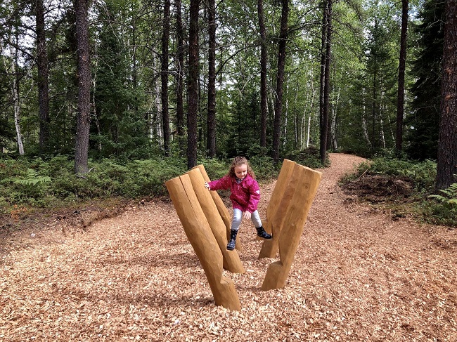 fillette qui joue dans le parcours foret de la ville de val-d-or