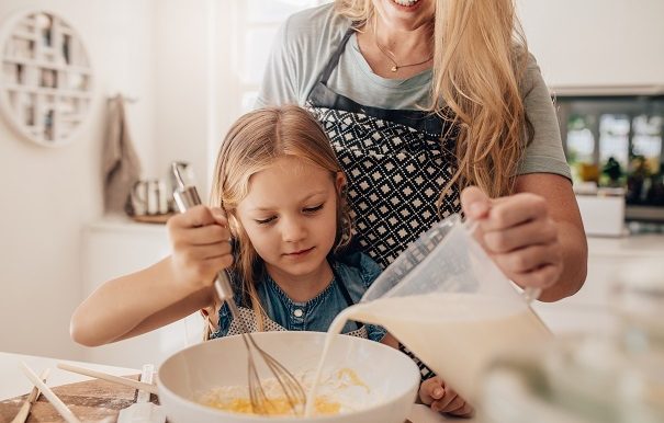 Une maman et sa fille cuisinent