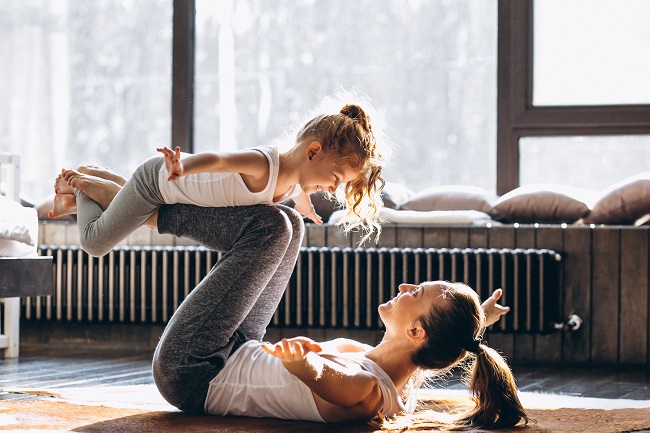 6 mouvements pour un entraînement parent-enfant à la maison