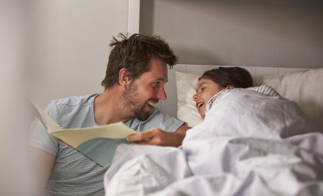 papa lit histoire fille avant dormir