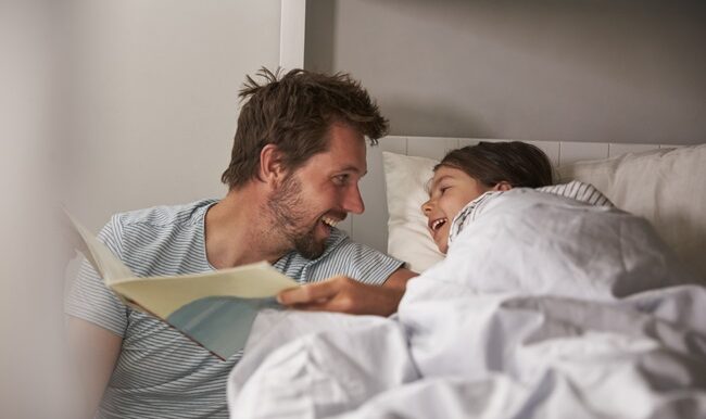 papa lit histoire fille avant dormir