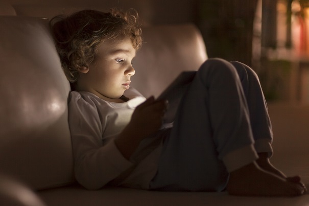 Cyberdépendance: est-ce que mon enfant a une dépendance aux écrans?