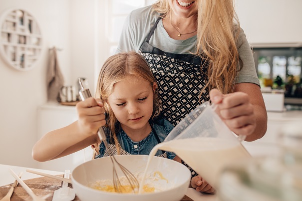 Cuisiner en famille: 5 trucs pour faire participer les enfants