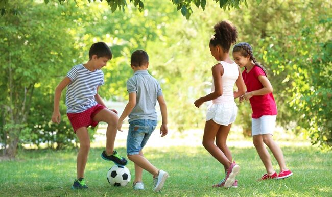 filles-garcons-jeu-exterieur-ballon-soccer