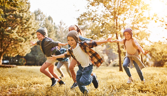enfants heureux qui jouent deors en automne
