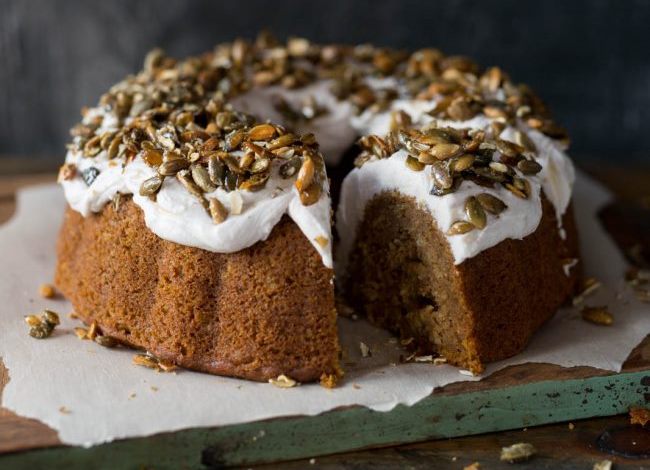 gateau de style bundt avec crémage blanc et graines de citrouilles