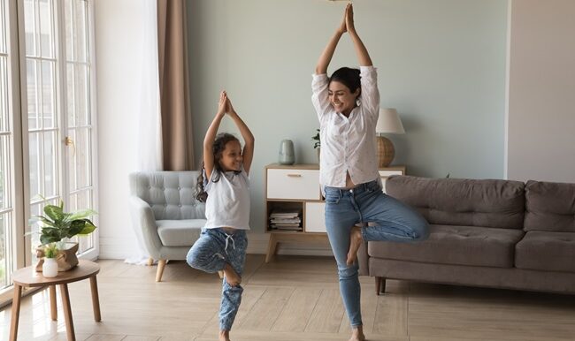 mère fille yoga position
