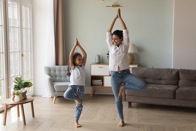 mère fille yoga position