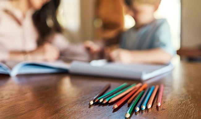 Une enfant et sa mère font des activités éducatives