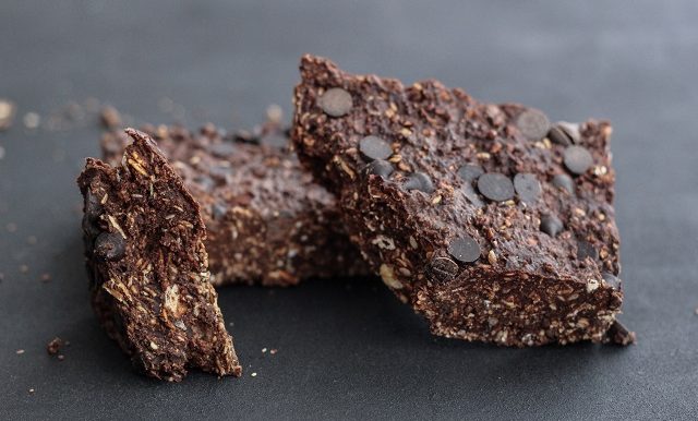 Barres tendres au chocolat noir, dattes et chia (sans cuisson)