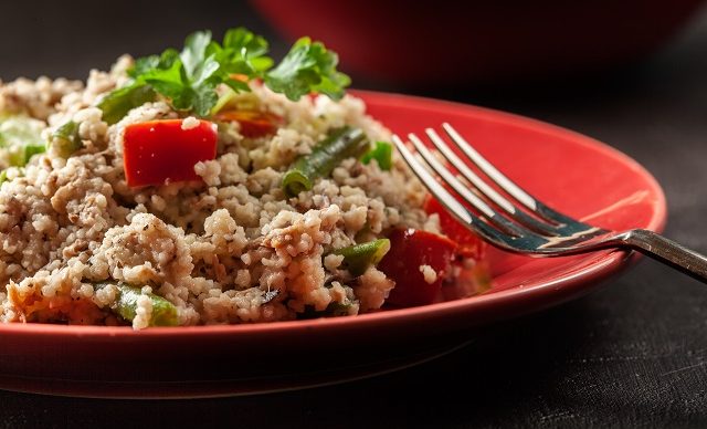 Salade de couscous au thon et cornichons sucrés