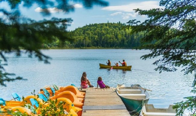 Une famille en canot sur un lac