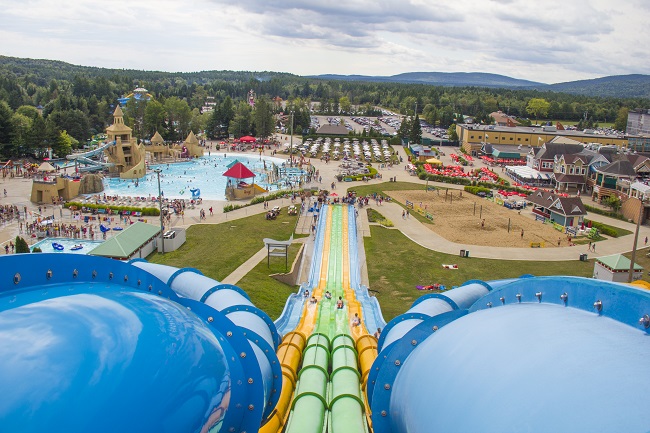 jouer dans l’eau au village vacances valcartier