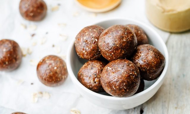 boules d'énergie cacao et beurre d'arachide collation