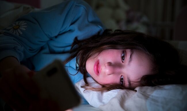 adolescente ecran soir
