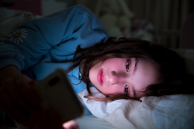 adolescente ecran soir