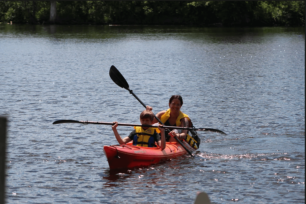 Petit garçon à l'avant-plan femme derrière dans un kayak tandem