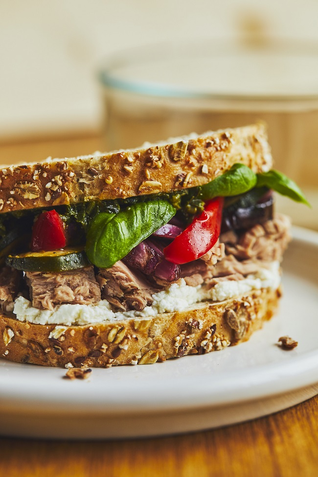 Sandwich au thon et aux légumes grillés