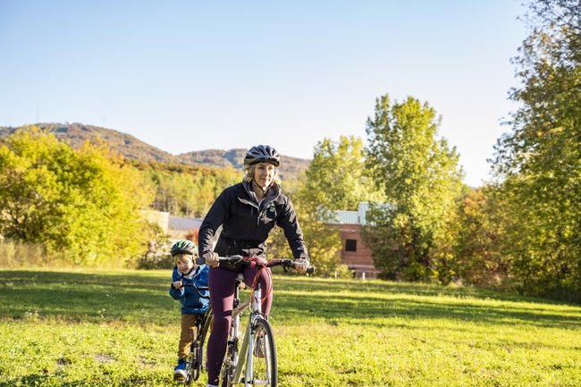 Faire-du-vélo-en-famille dans le plus beau des décors-des-Cantons-de-l’Est