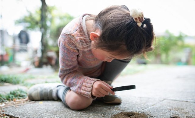 façons d'aménager la cour pour laisser les enfants jouer seuls