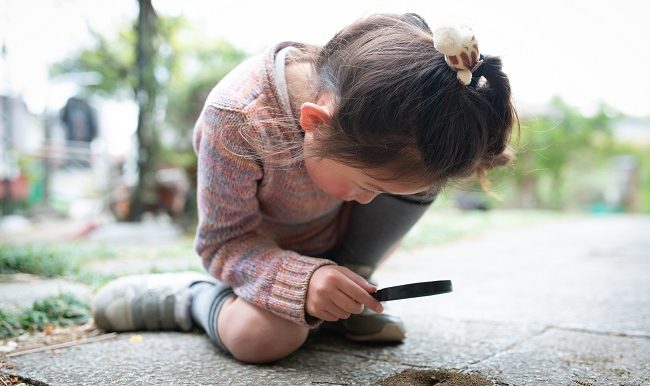 façons d'aménager la cour pour laisser les enfants jouer seuls