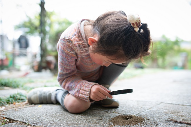 façons d'aménager la cour pour laisser les enfants jouer seuls