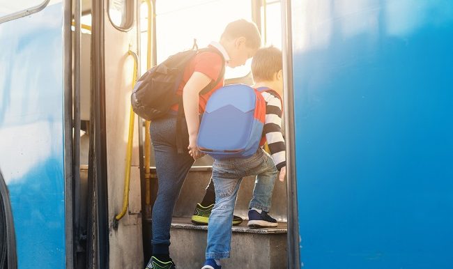 freres-autobus-transport-en-commun-ecole