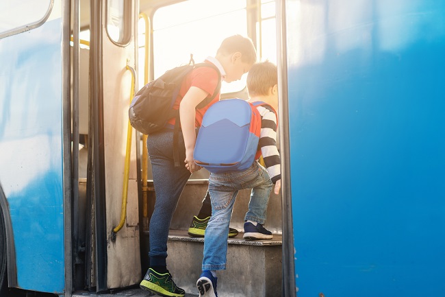freres-autobus-transport-en-commun-ecole