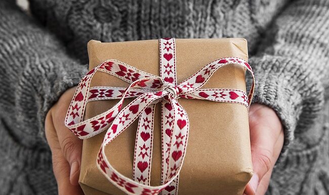 mains-cadeau-ruban-papier