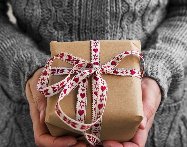 mains-cadeau-ruban-papier