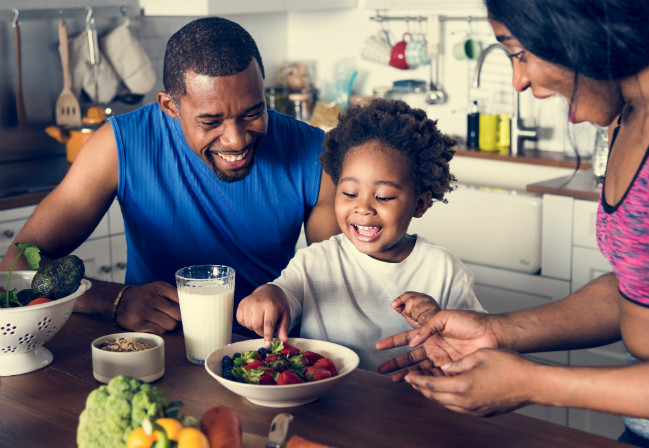 5 phrases à dire à vos enfants à table