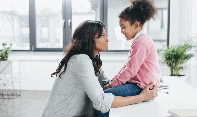 UNe maman parle de la maladie avec son enfant