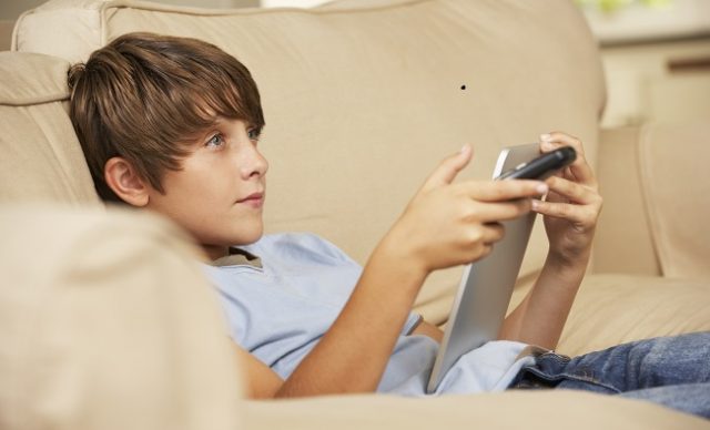 Enfant devant sa tablette