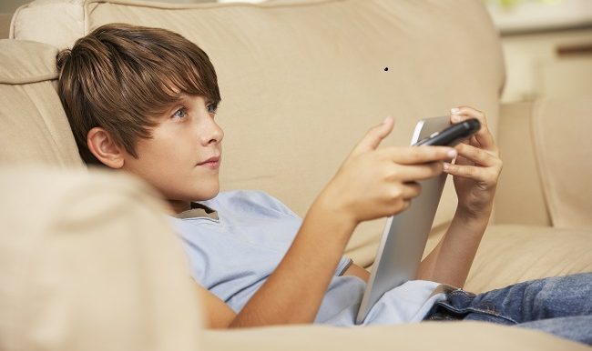 Enfant devant sa tablette