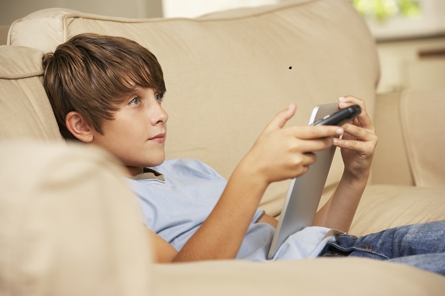 Enfant devant sa tablette