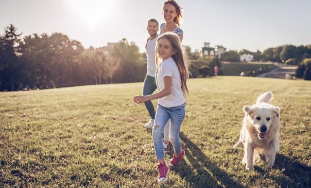 Famille heureuse de marcher dans un parc