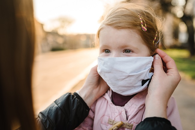 Masque facial: apprendre aux enfants à le porter en toute sécurité