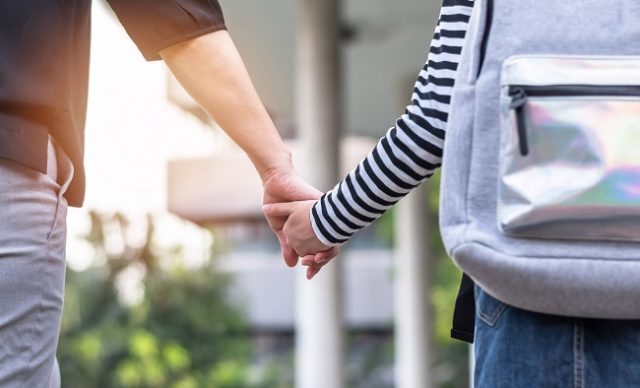 Enfant qui retourne à l'école suite au déconfinement