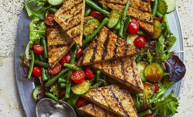 recette de salade santé au tofu mariné et grillé
