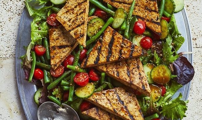 recette de salade santé au tofu mariné et grillé
