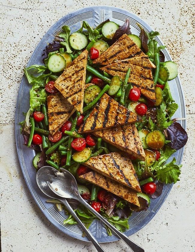 1. Salade d’été au tofu mariné et grillé