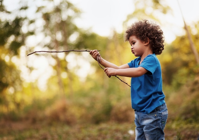 Faut-il laisser les enfants jouer avec des bâtons?