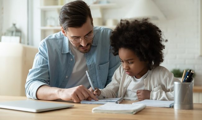 père qui aide sa fille pour ses devoirs