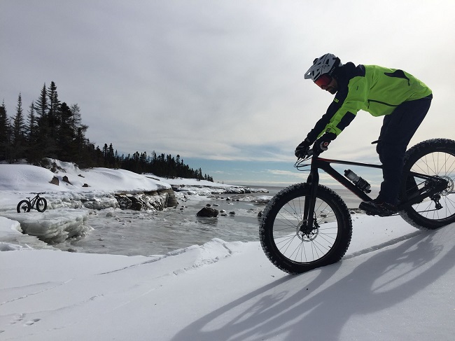 homme qui descend une cote enneige en fatbike