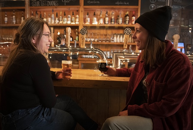 couple qui boivent une bière dans une microbrasserie