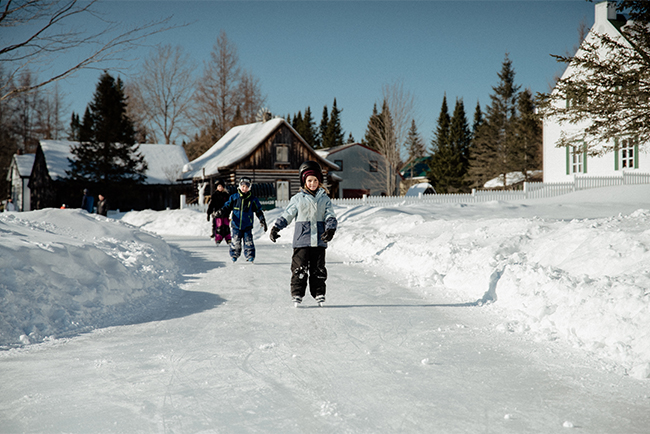 enfants qui patinent sur ne patinoire extérieur
