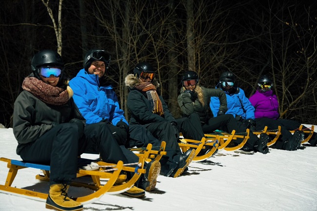 groupe en luge en soirée