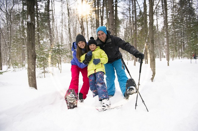 famille en raquette des neiges dans la foret
